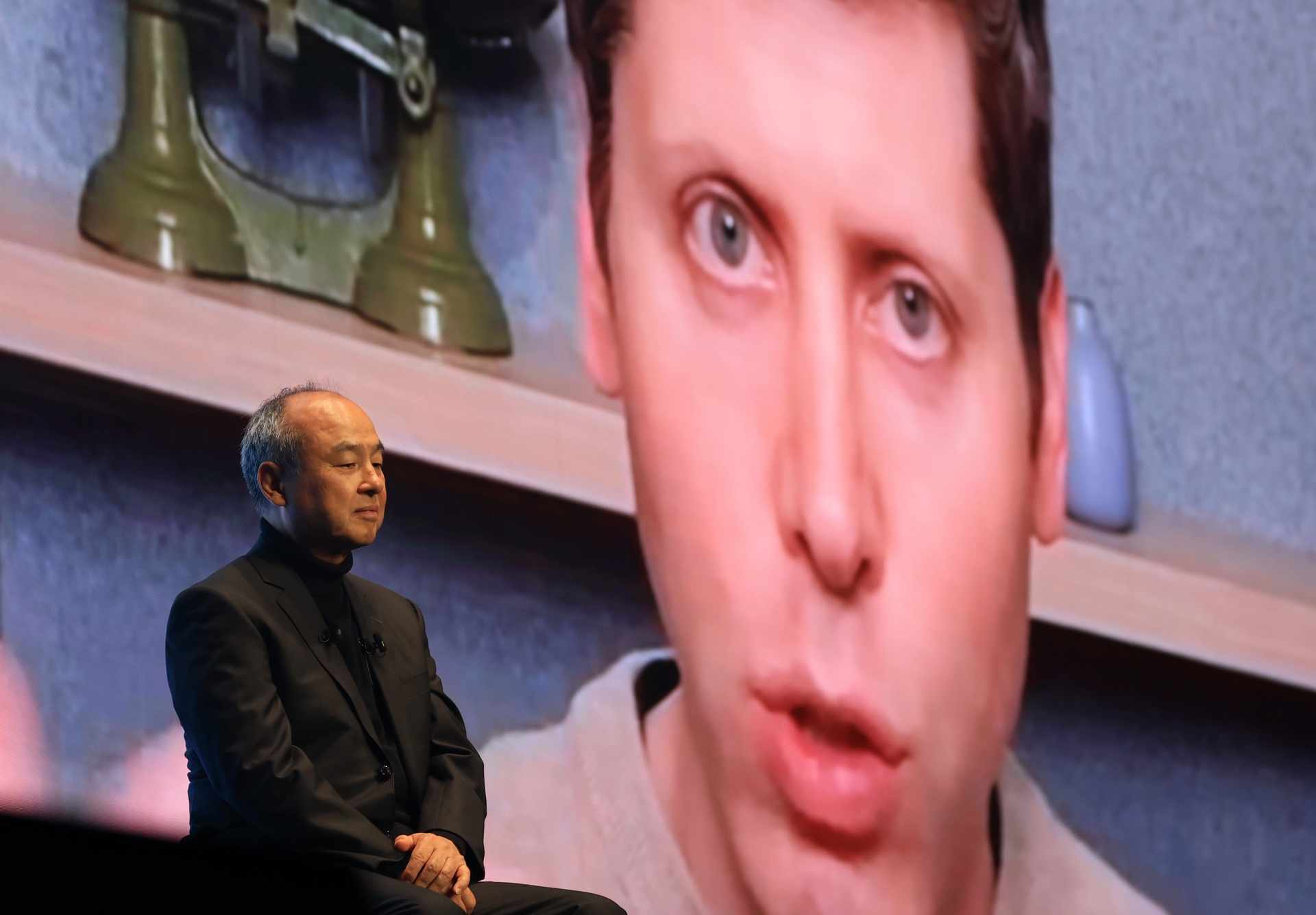 Masayoshi Son e Sam Altman discutem inovações tecnológicas durante o evento Softbank World 2025 em Tóquio. Reprodução: Yomiuri Shimbun via Reuters Connect