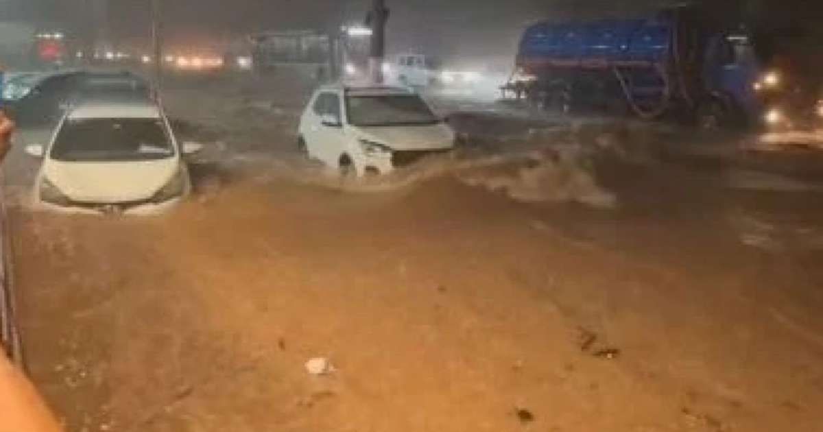 Mulher morre após carro ser arrastado por enxurrada