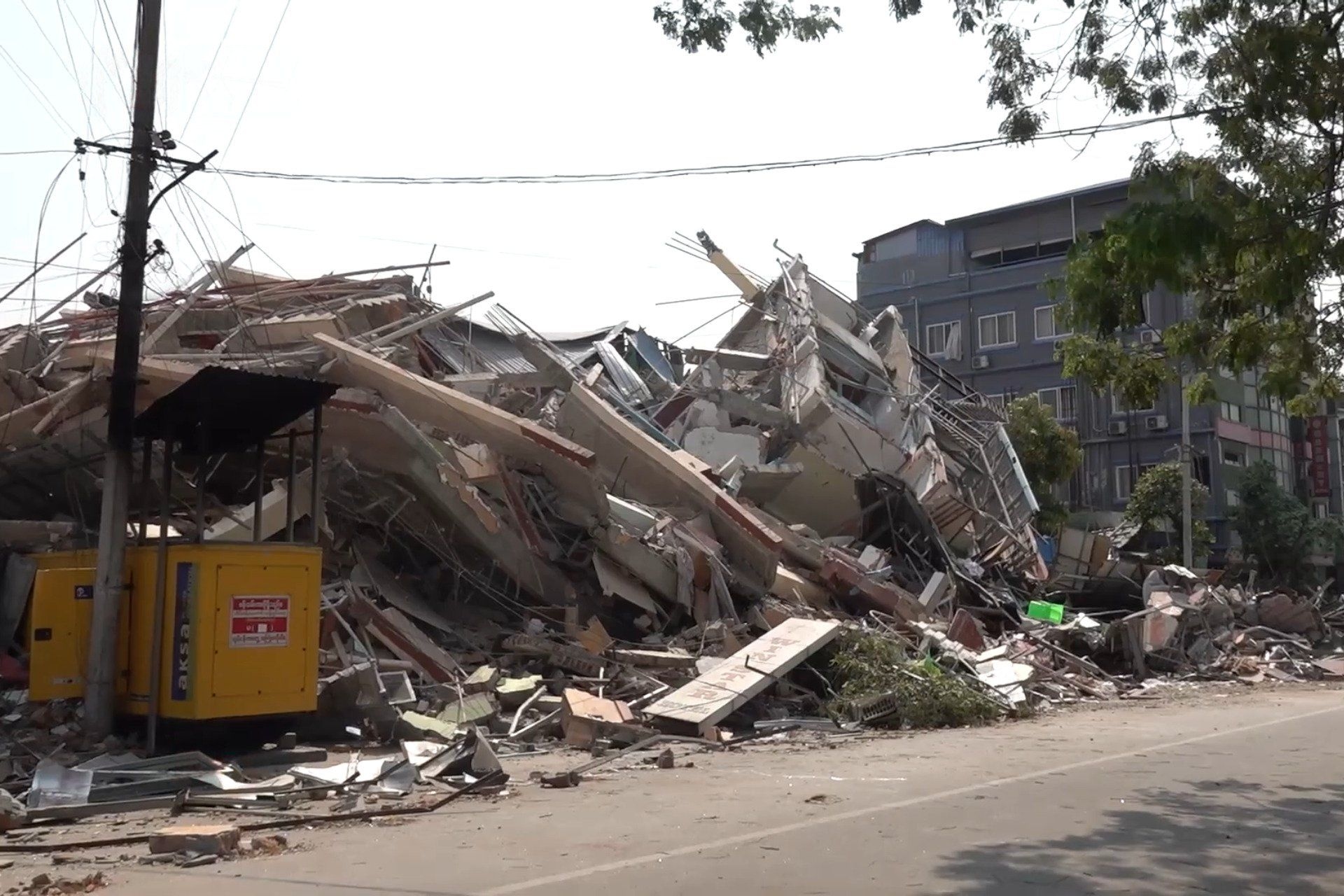 Destruição causada pelo terremoto na falha Sagaing, em Mianmar. Reprodução: Gizmodo