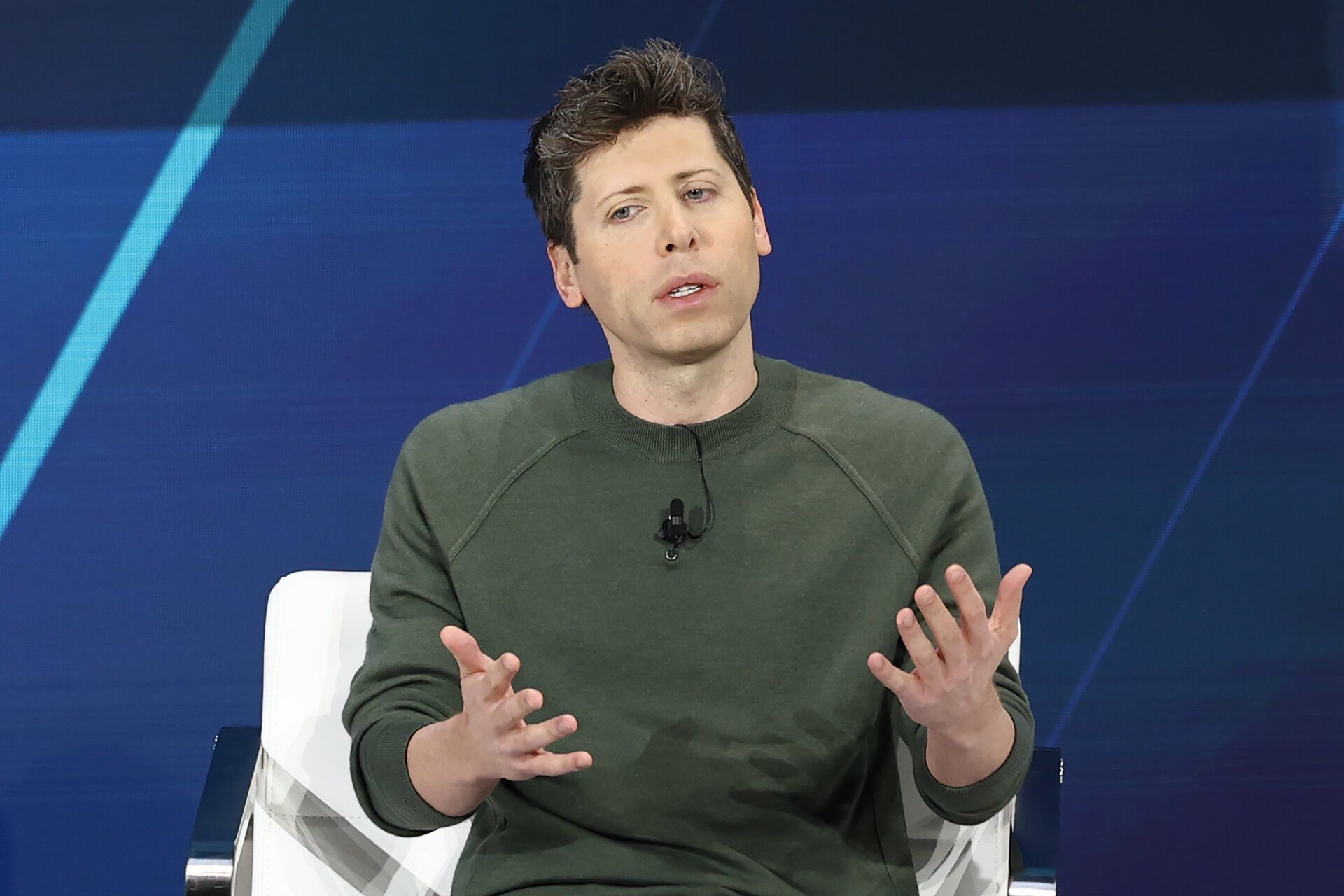 Sam Altman fala sobre estratégias para reter talentos na indústria de tecnologia. Reprodução: Gizmodo