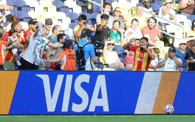 Espérance celebra a vitória sobre o Los Angeles FC na competição. Reprodução: Iggy.