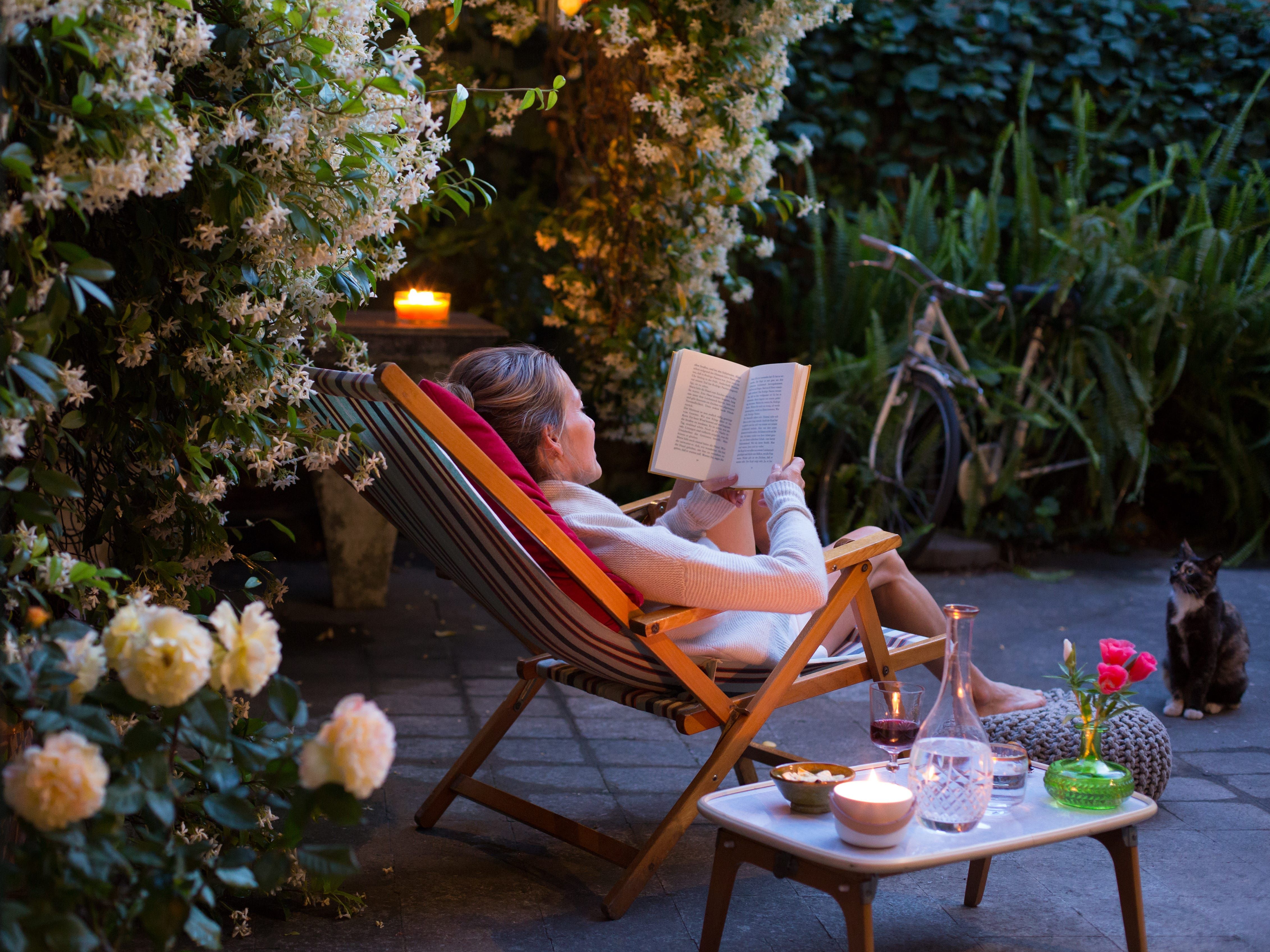 Mulher aproveita tempo sozinha em casa enquanto a família viaja.; Reprodução: Business Insider