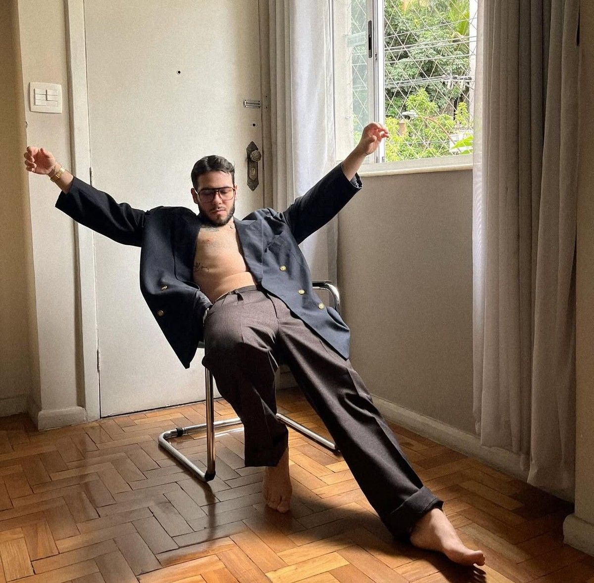 Antonio Benício exibe charme em novas fotos