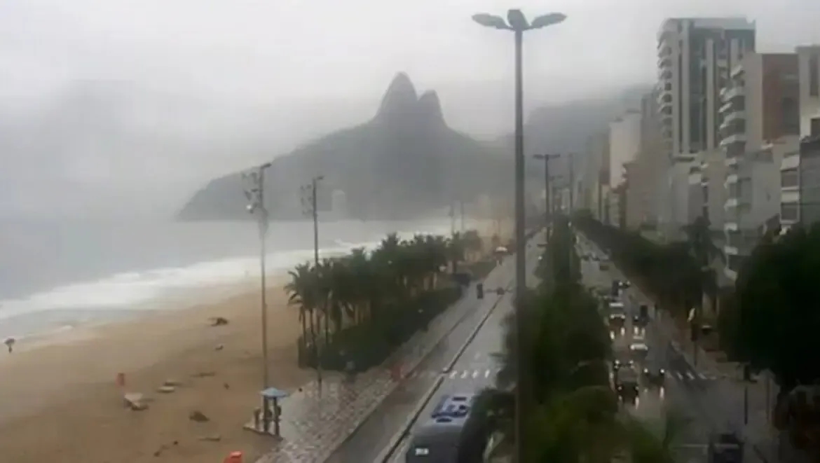 Chuva forte atinge a Praia de Ipanema, com mais precipitações previstas para o sábado. Reprodução: Diario do Rio