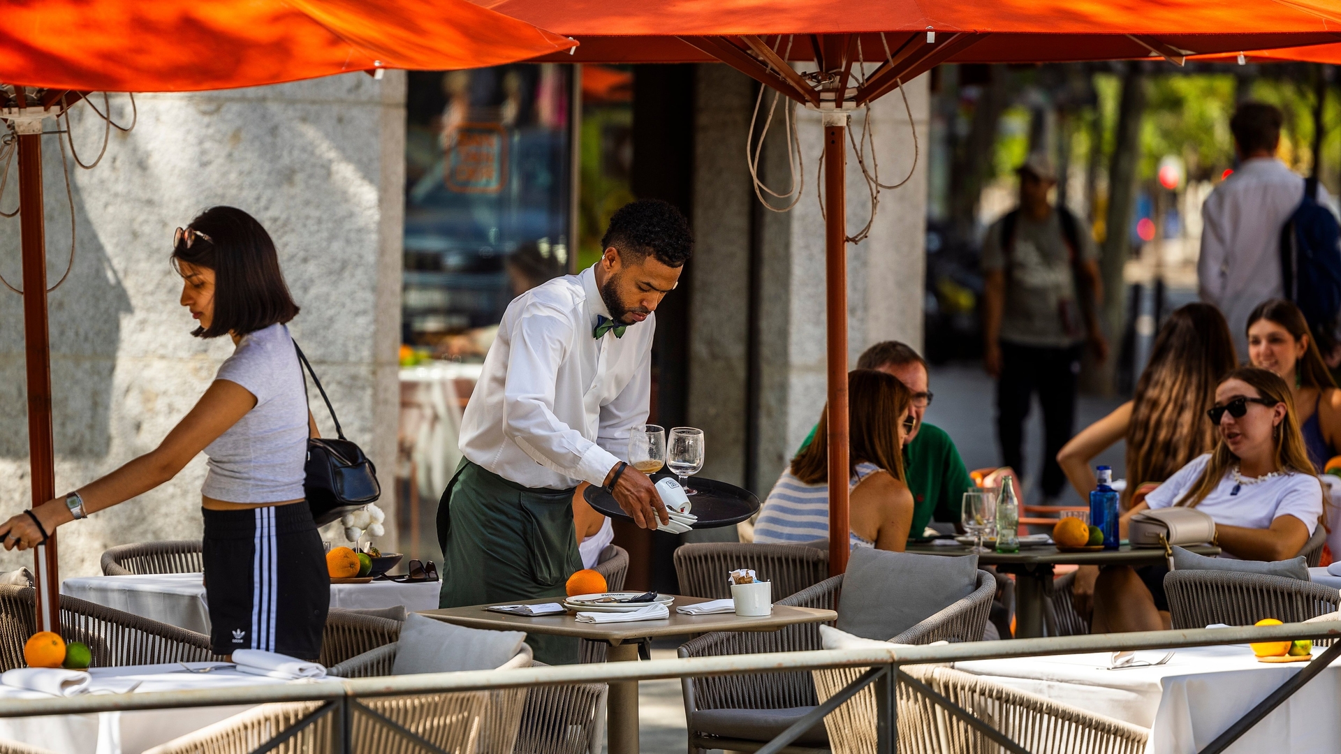 Terraço de um bar em Madrid neste verão ilustra o otimismo econômico espanhol. Legenda da imagem. Reprodução: Retorno do item 11