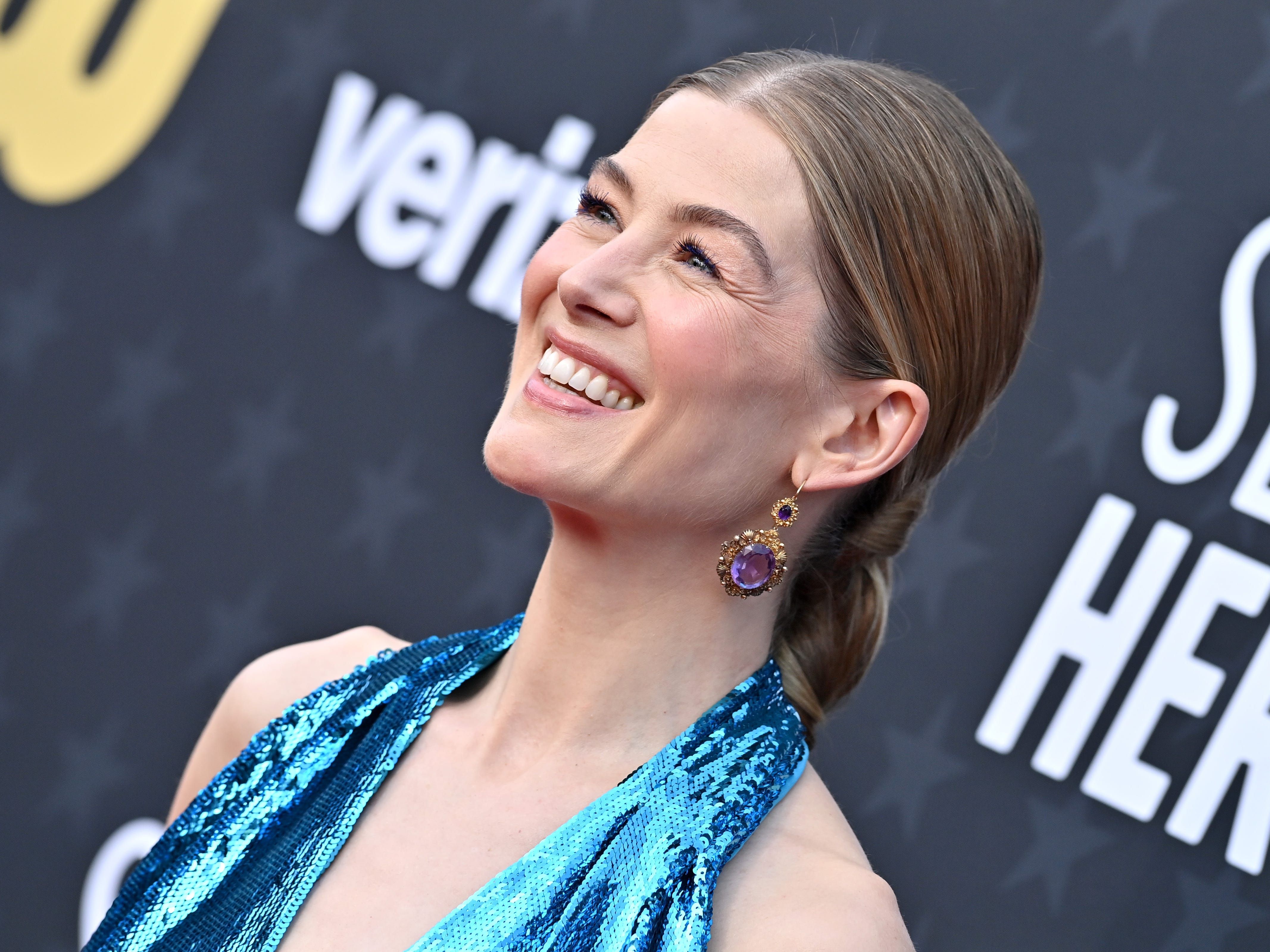 Rosamund Pike diz que ter filhos cimentou o relacionamento, não o casamento. Reprodução: Businessinsider