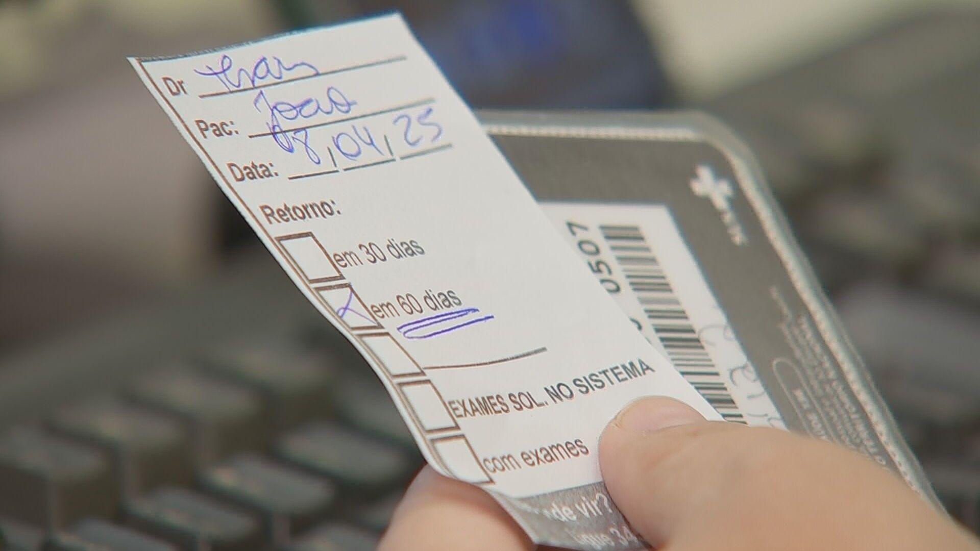 Pacientes aguardam atendimento no Centro Municipal de Especialidades Médicas em Tatuí, enfrentando longas filas. Reprodução: Globo