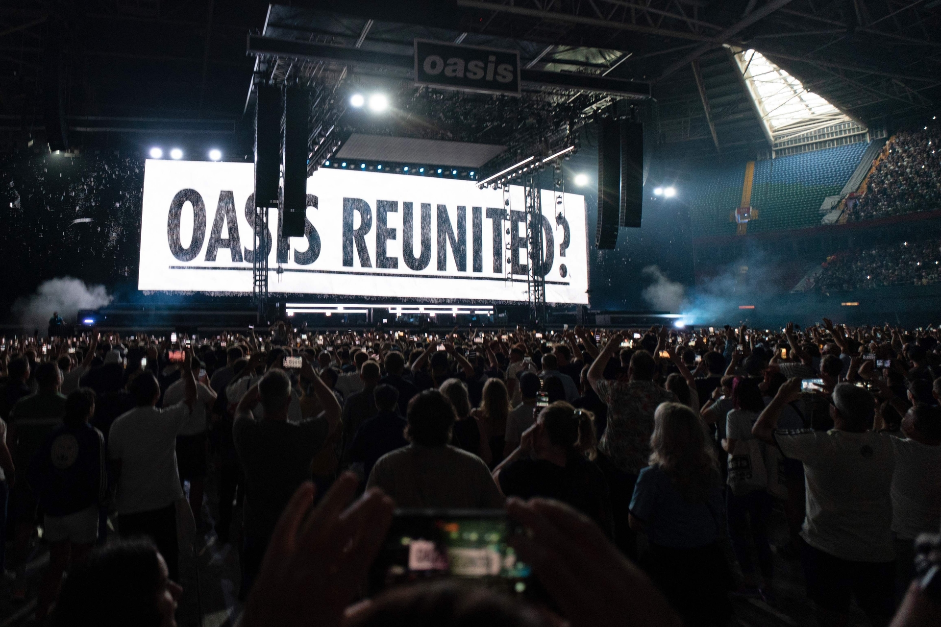 Show histórico marca o retorno do Oasis após 16 anos, com Liam e Noel Gallagher em Cardiff. Reprodução: Globo