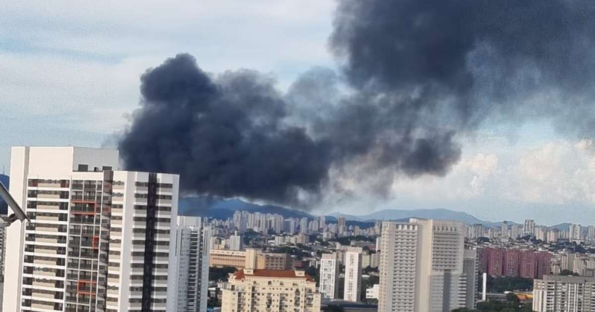 Incêndio afeta galpão no bairro Limão em São Paulo