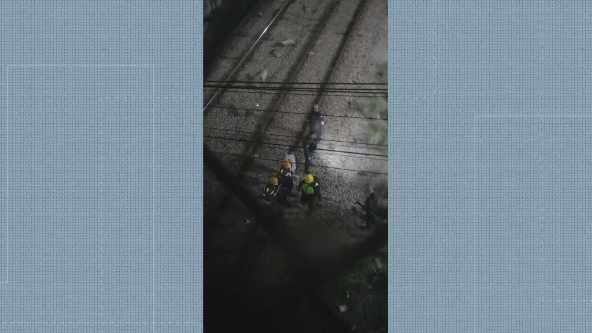 Policial militar é atropelado por trem durante perseguição a criminosos em Duque de Caxias. Reprodução: Globo