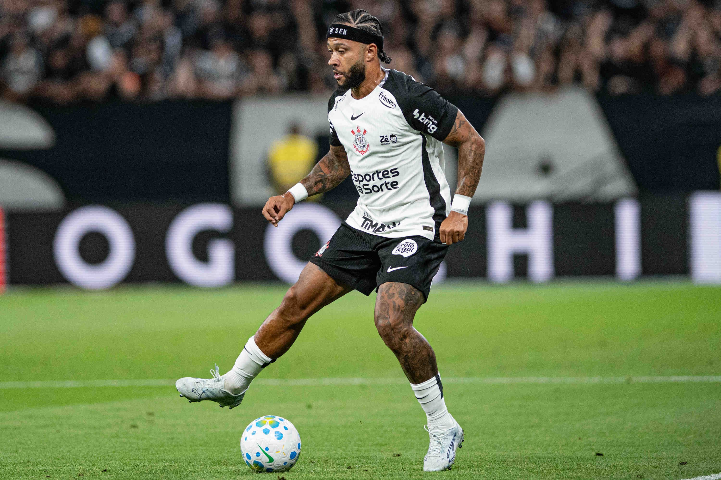 [Diretor financeiro do Corinthians em coletiva sobre dívida milionária com Memphis Depay]. Reprodução: Veja