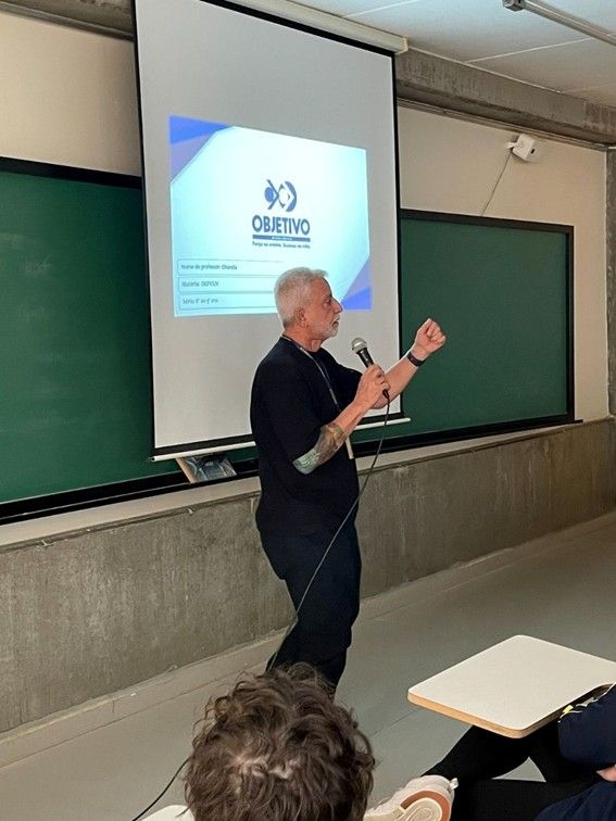 Estudantes participam ativamente no Colégio Objetivo, refletindo os resultados positivos no Enem 2024.. Reprodução: Globo