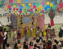 Estudantes da Escola Municipal Professora Maria José Clemente Rocha vivenciam projeto que valoriza a cultura nordestina. Reprodução: Ascom Semed