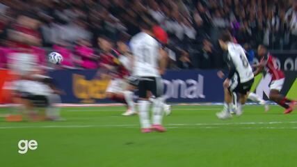 Rodrigo Garro em ação durante empate entre Corinthians e Vitória pelo Brasileirão. Reprodução: Globo