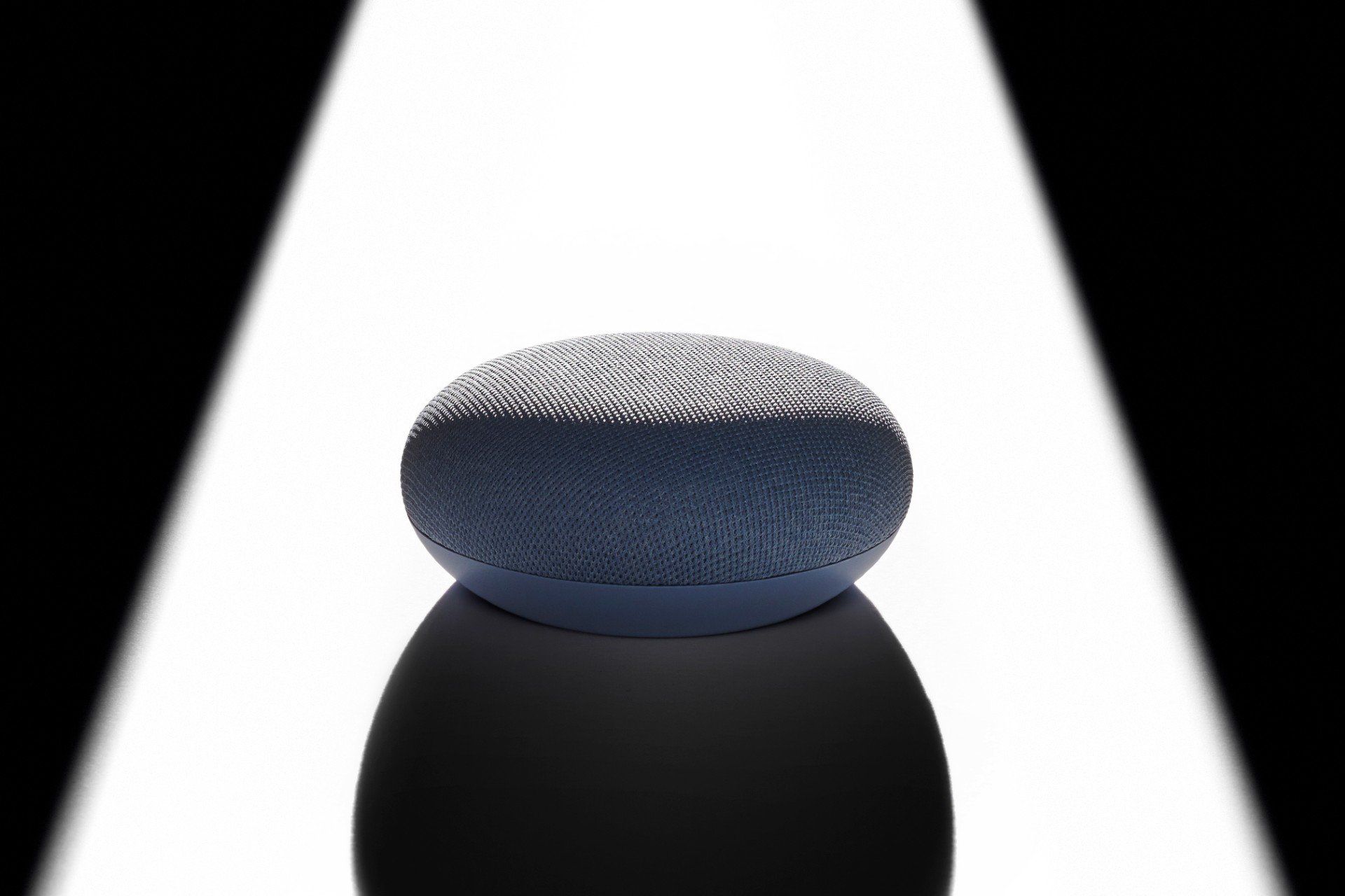 Google Nest Mini ilustra a integração de tecnologia e automação em casa. Reprodução: Gizmodo