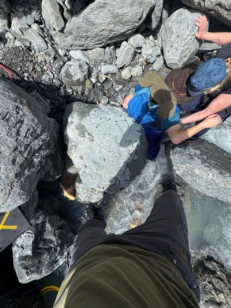 Homem sobrevive a acidente após ser preso em riacho por pedra de 318 kg no Alasca. Legenda da imagem. Reprodução: The Guardian