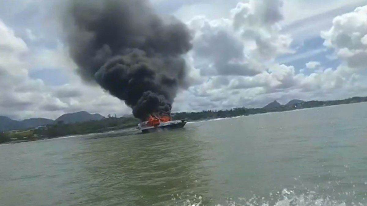 Resgate das 20 pessoas a bordo da embarcação foi realizado sem ferimentos. Reprodução: Último Segundo