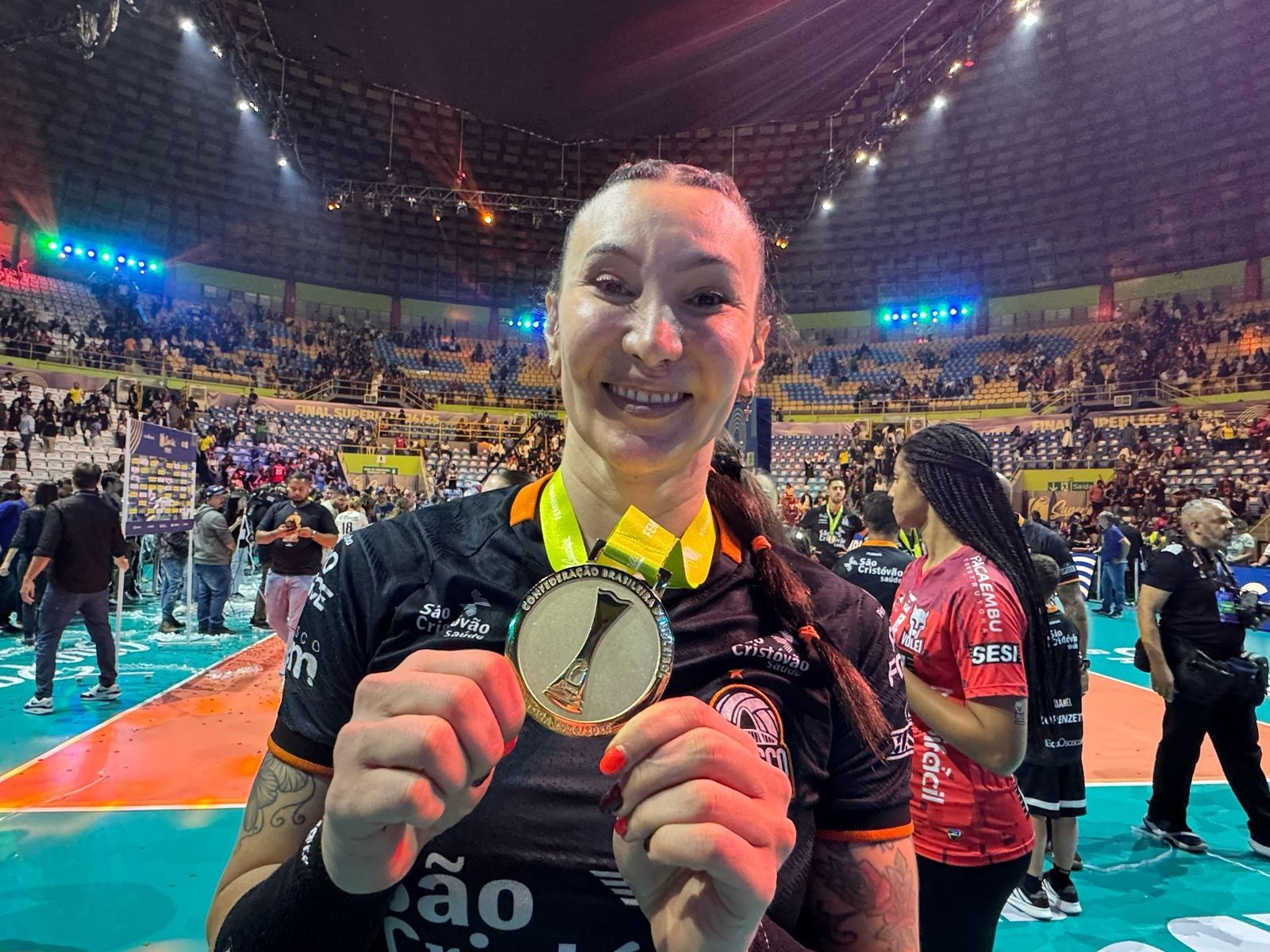 Equipe Oposta comemora sua terceira vitória na temporada e clama por mais representatividade no esporte. Reprodução: Globo