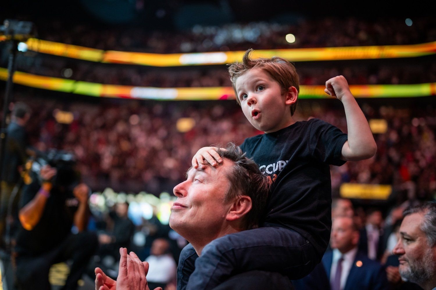 Elon Musk com seu filho X no UFC 314 em Miami, Florida, em 13 de abril de 2025. Reprodução: Gizmodo