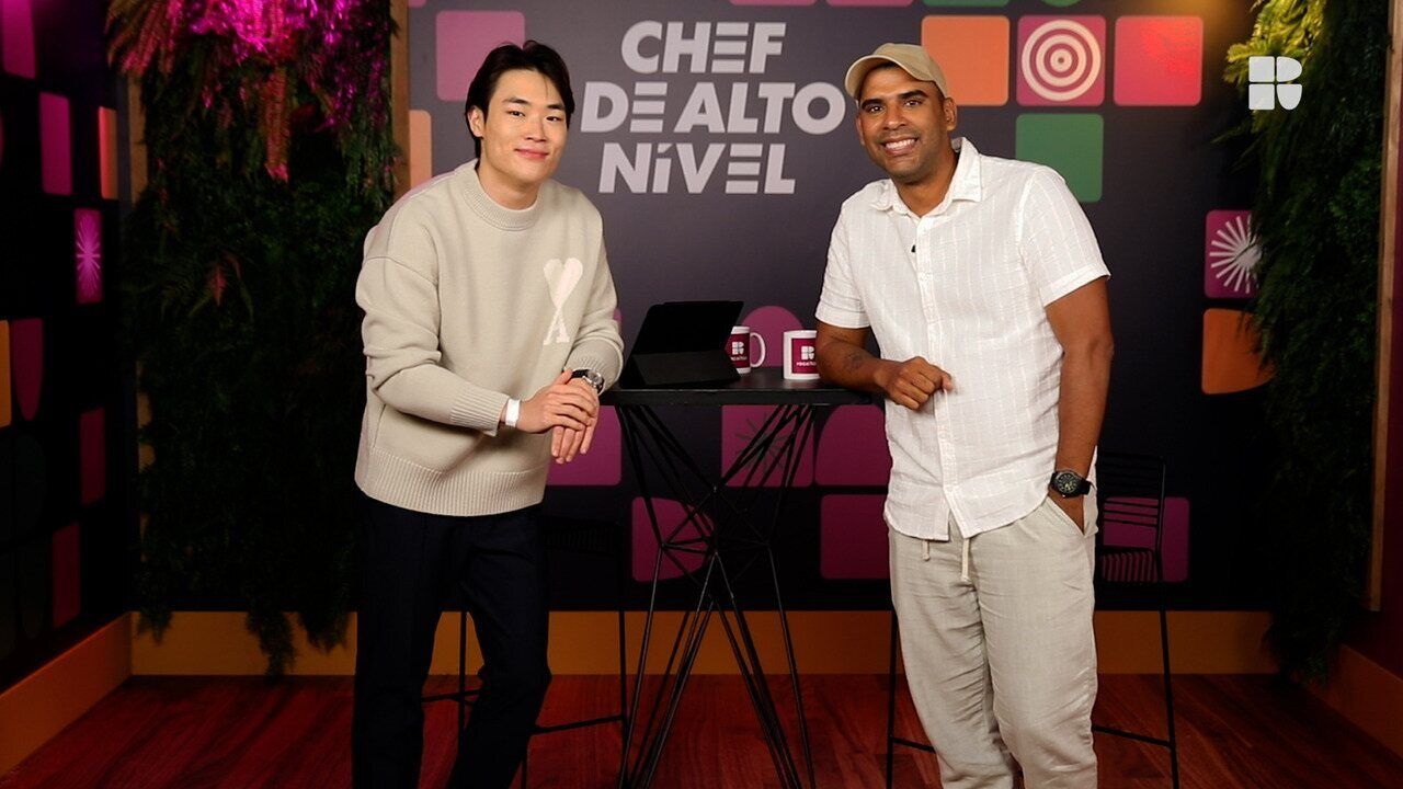 Arthur Paek recebe Bruno Manoel, o Preto, para uma conversa após sua eliminação no Chef de Alto Nível. Reprodução: Globo