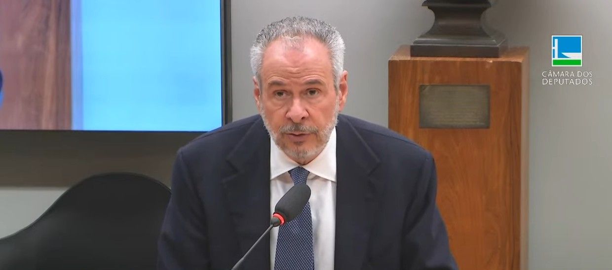 André Corrêa do Lago discute os altos preços de hospedagem em Belém durante audiência na Câmara dos Deputados. Reprodução: Globo
