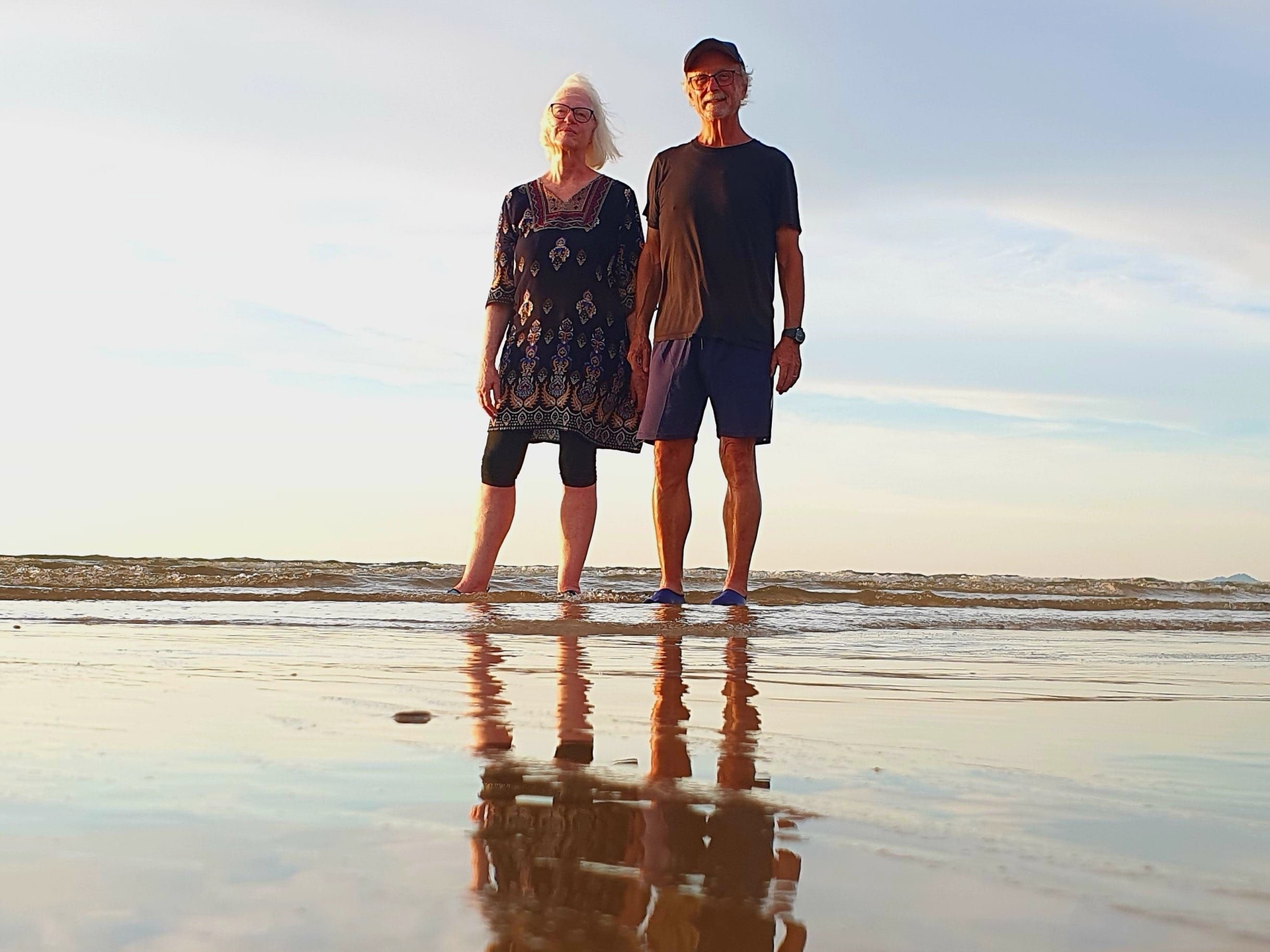 Paul e Ellen Eggers desfrutam da aposentadoria em seu condomínio de praia em Penang, Malásia. Reprodução: Business Insider