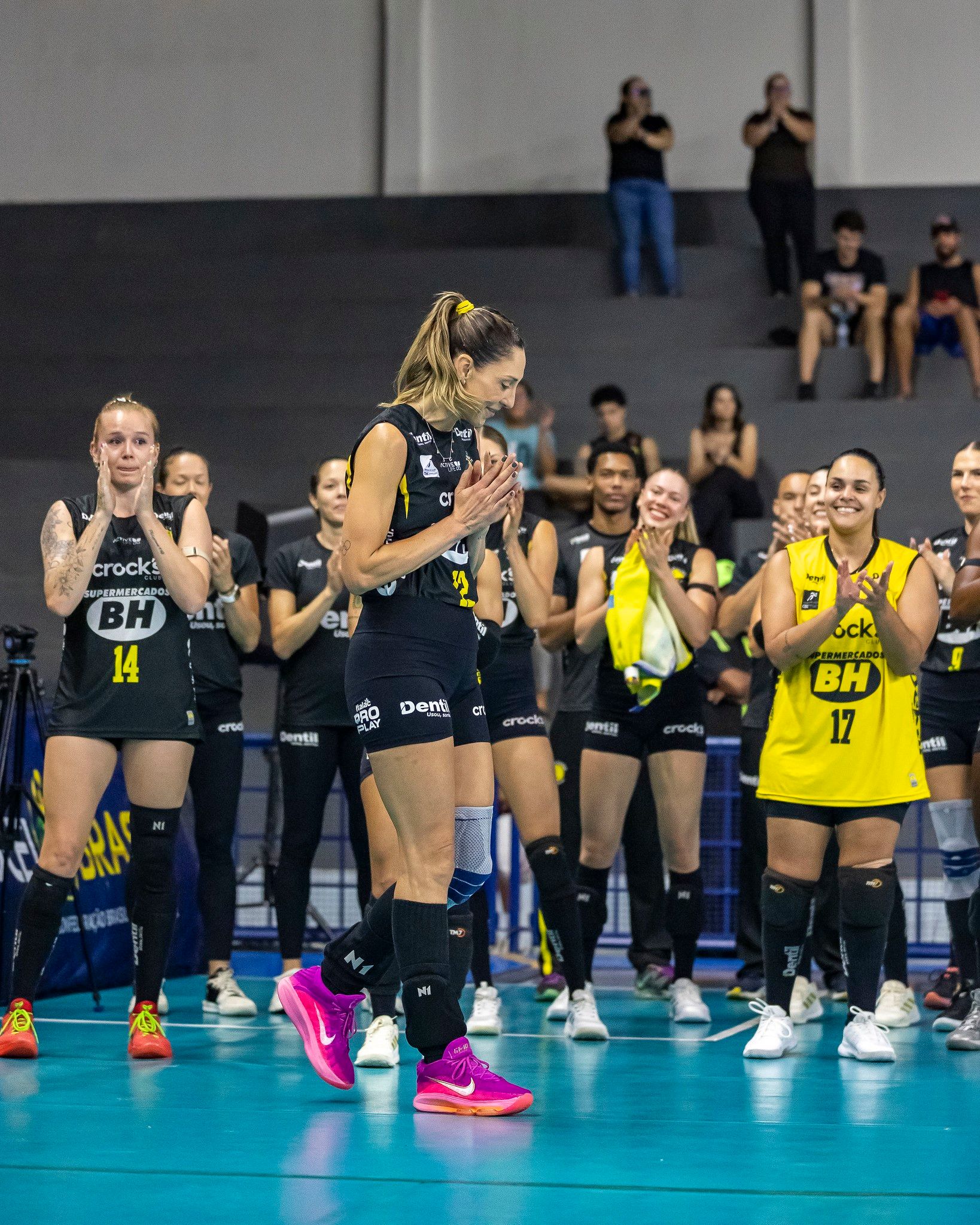 [Carol Gattaz recebe homenagem e dá o primeiro saque no jogo de despedida]. Reprodução: Ge