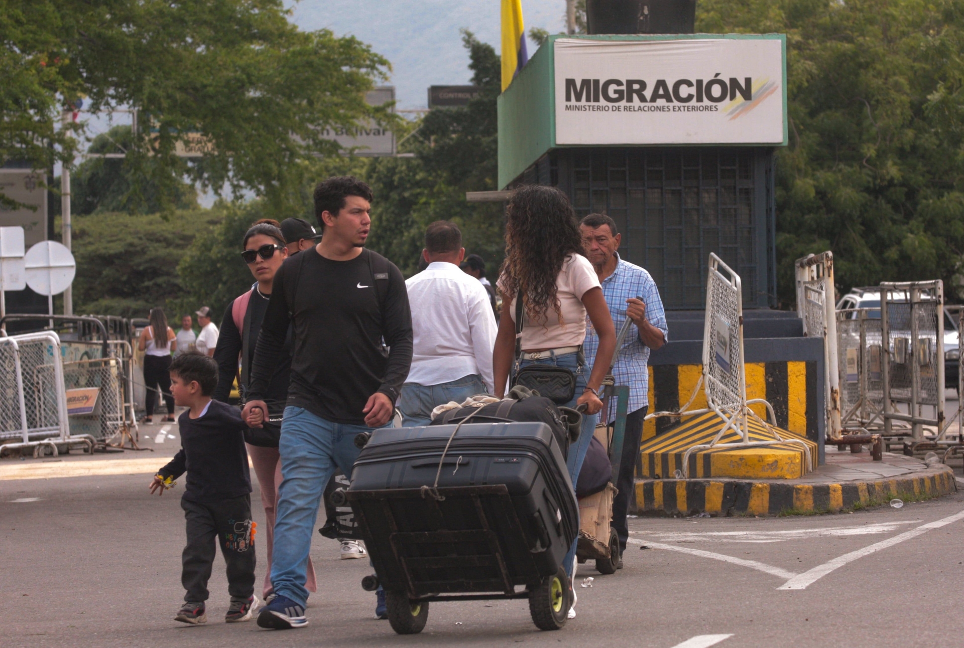 Famílias venezuelanas aguardam diante do caos aéreo, com voos suspensos.. Reprodução: Elpais