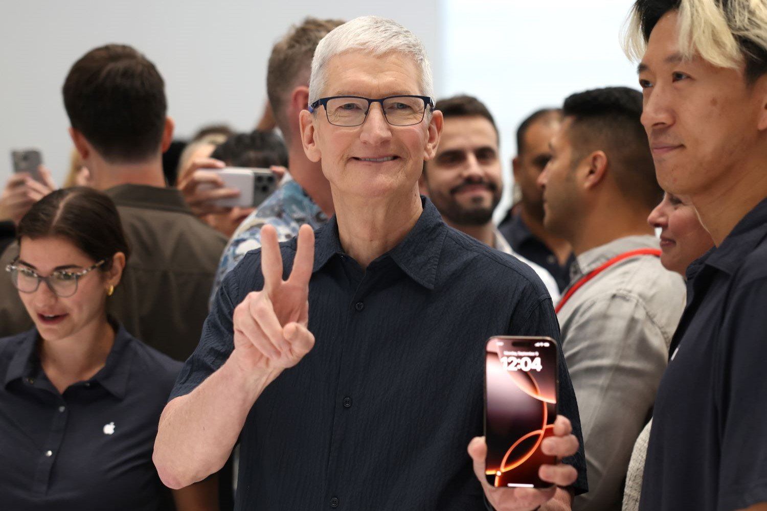 Tim Cook fala sobre as novas ambições da Apple em inteligência artificial. Reprodução: Gizmodo