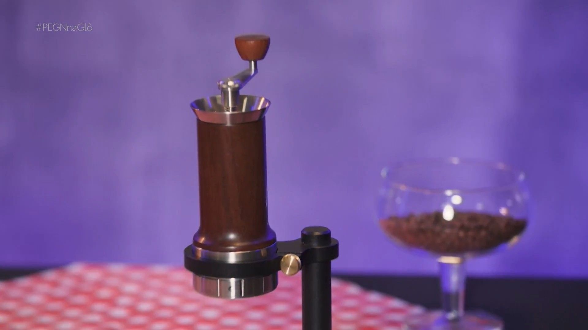 Designer Maycon Aram apresenta sua cafeteira artesanal que dispensa energia e cápsulas. Reprodução: PEGN