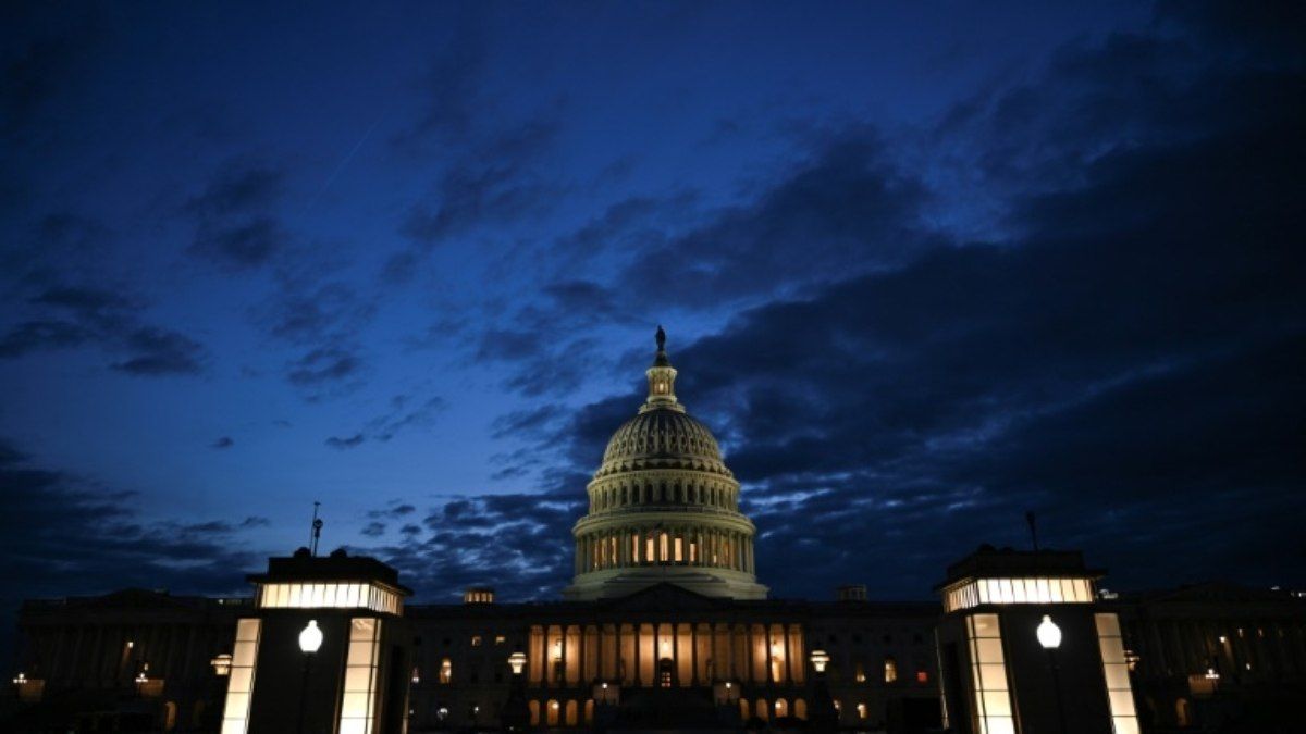 Senadores americanos aprovam projeto orçamentário com cortes de impostos propostos por Donald Trump. Reprodução: AFP