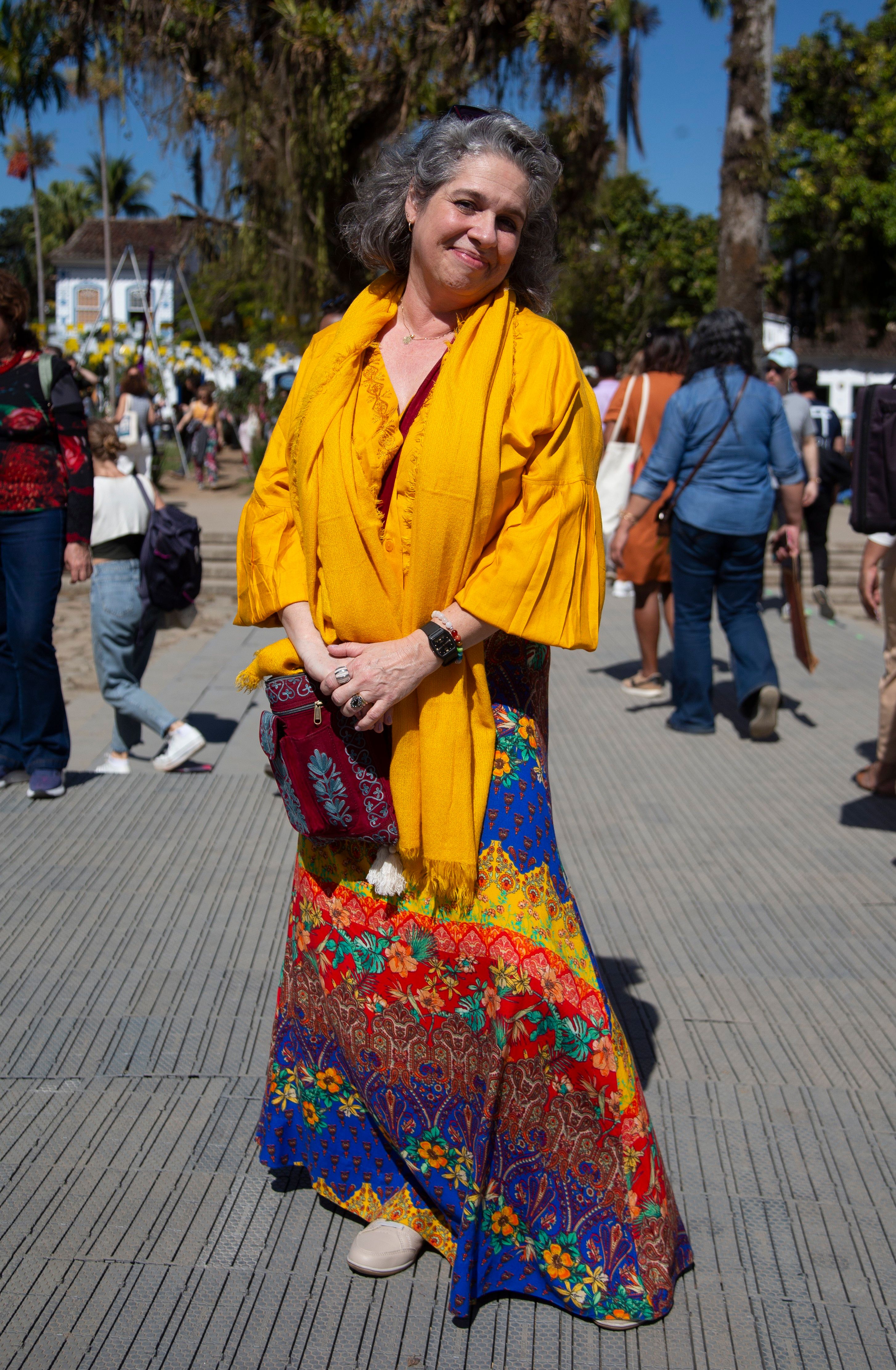 Frequentadores da Flip exibem estilos diversos, refletindo a paixão pela literatura nas ruas históricas de Paraty. Reprodução: Globo