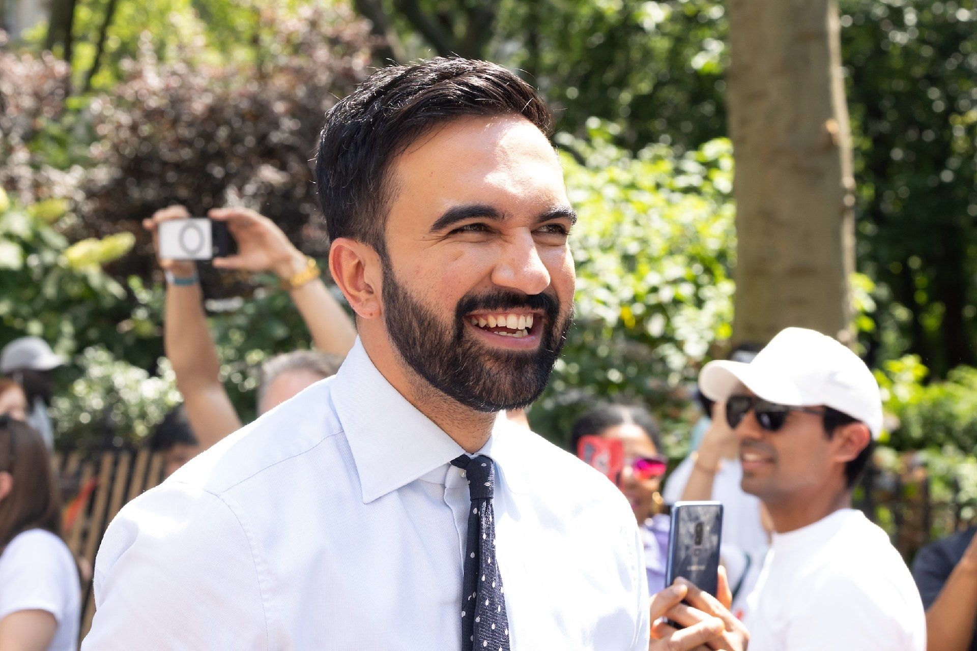 Zohran Mamdani participa da Parada do Orgulho LGBTQ+ em Nova York. Reprodução: Gizmodo