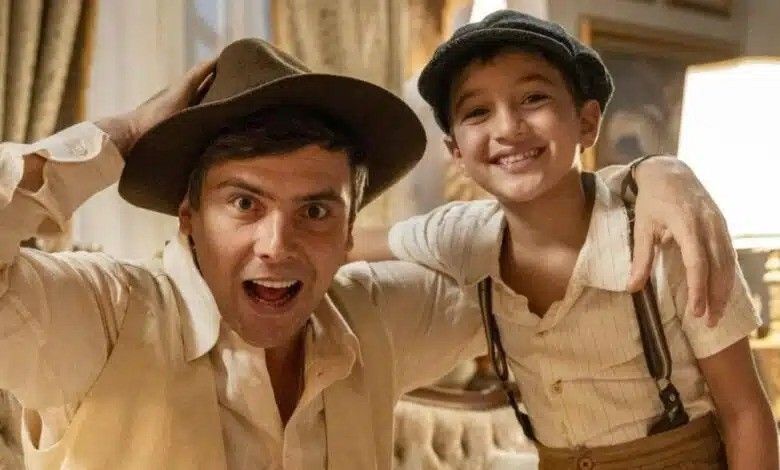 Imagem que mostra o prefeito realizando o parto durante a tempestade. Reprodução: Globo