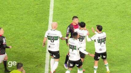 Edson, zagueiro do Botafogo-SP, acerta tapa no rosto de Zeca, do Coritiba. Legenda da imagem. Reprodução: Retorno do item 11