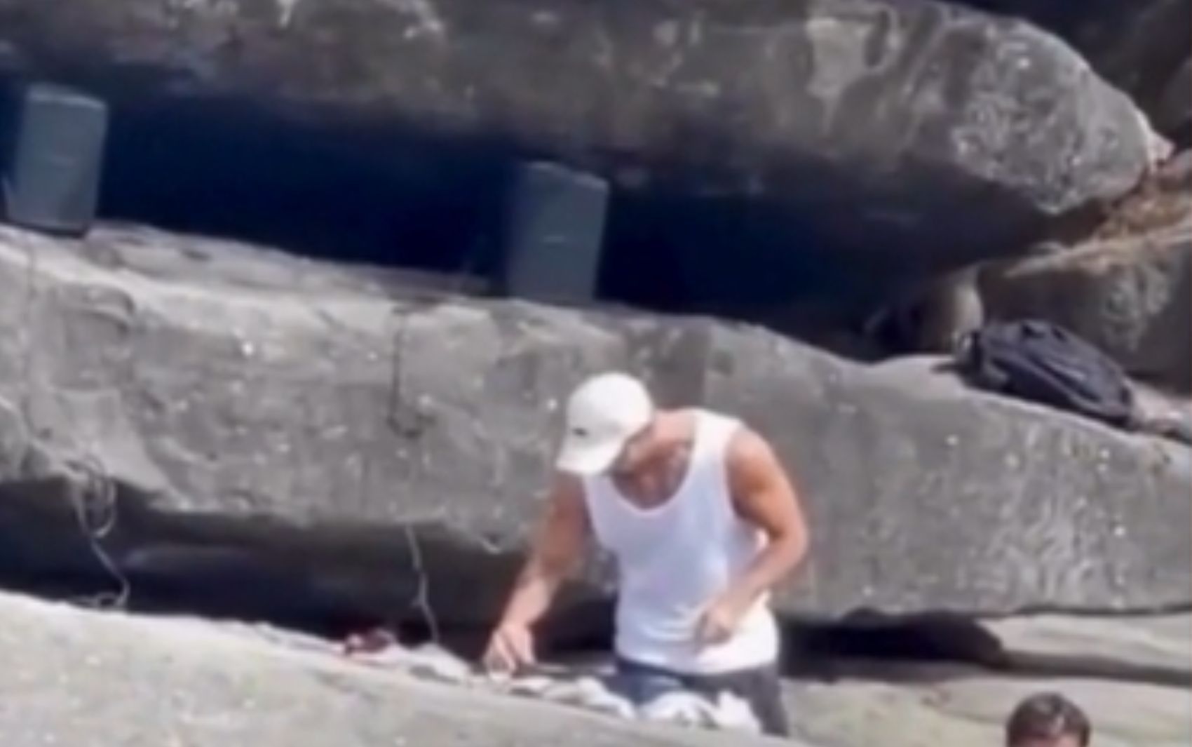 Homem toca música eletrônica em área proibida do Vale da Lua e é interrompido pela administração.; Reprodução: G1