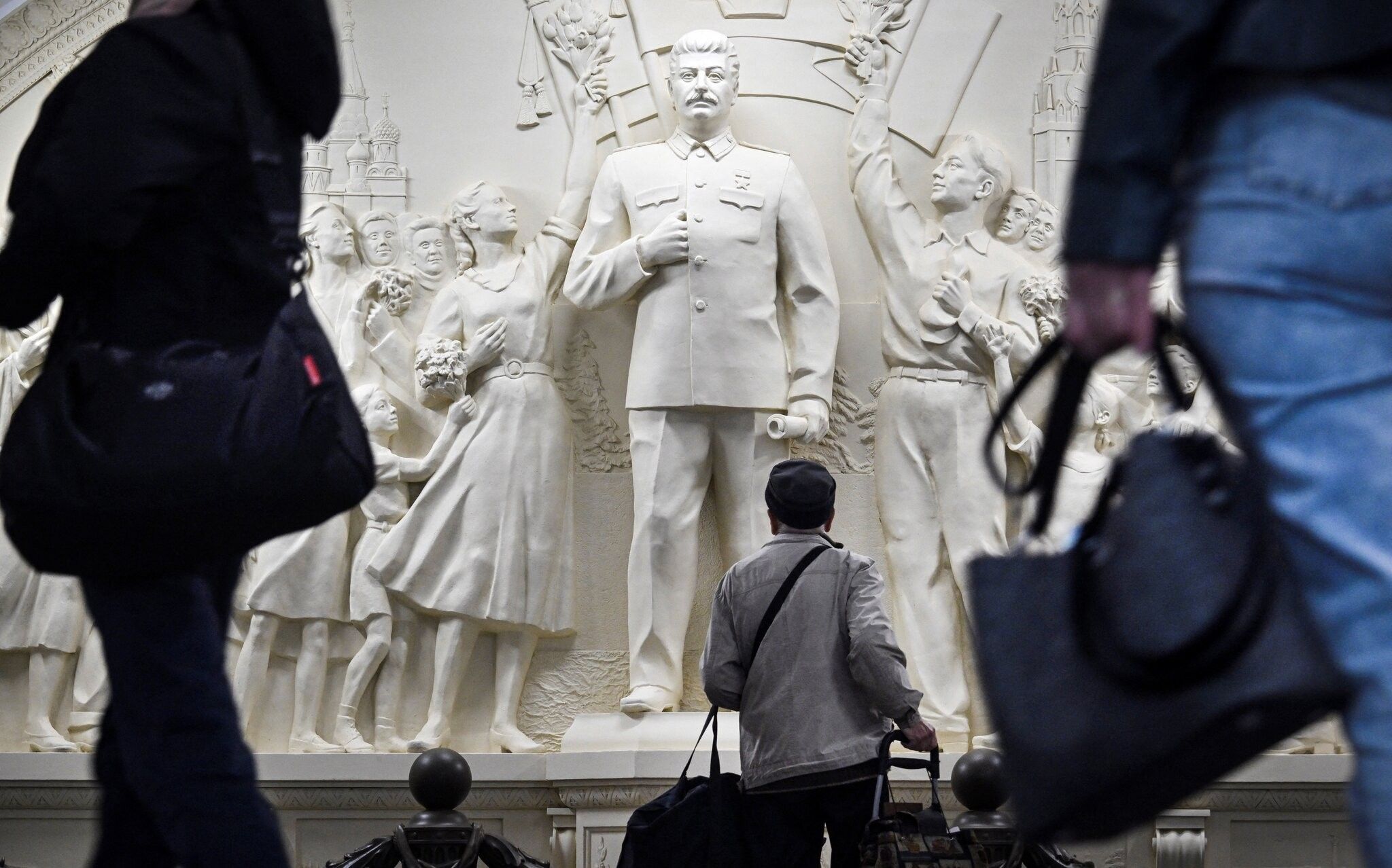 Estátua de Stalin é inaugurada em estação de metrô de Moscou, reacendendo polêmicas sobre seu legado. Reprodução: Globo