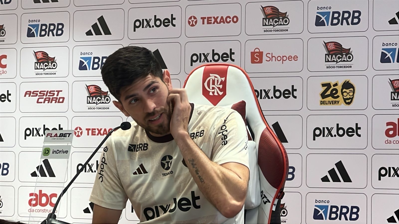 Rossi elogia modelo de jogo de Filipe Luís no Flamengo