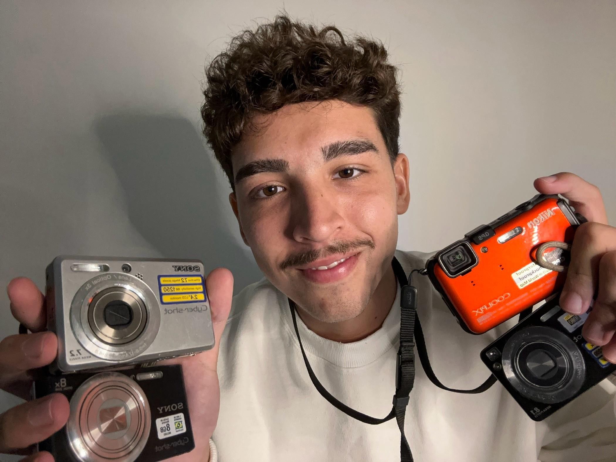 Geração Z troca smartphones por câmeras digitais antigas em busca de fotos mais naturais. Reprodução: Globo