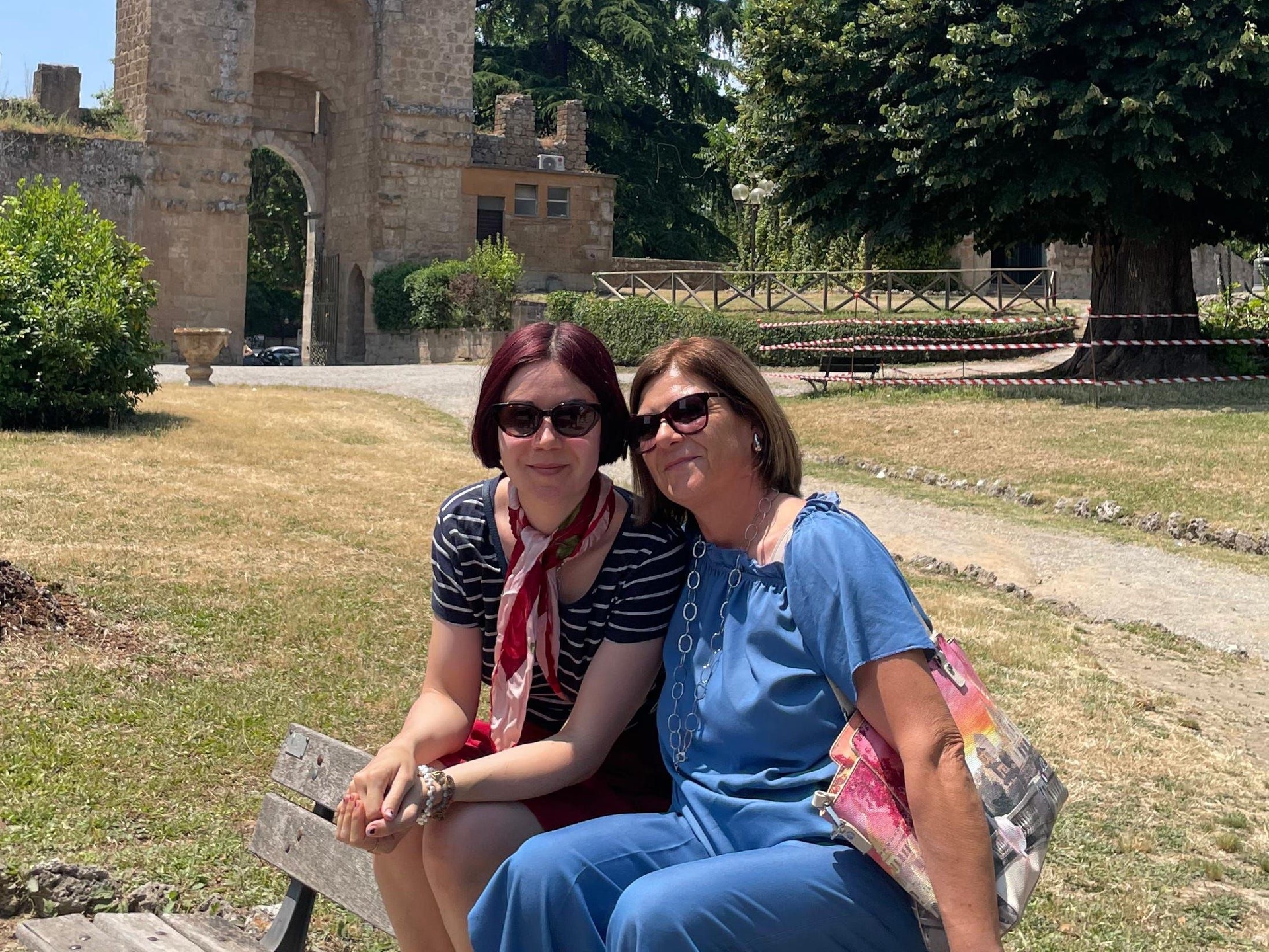 A autora compartilha momentos com sua sogra em uma fazenda na Itália. Reprodução: Business Insider