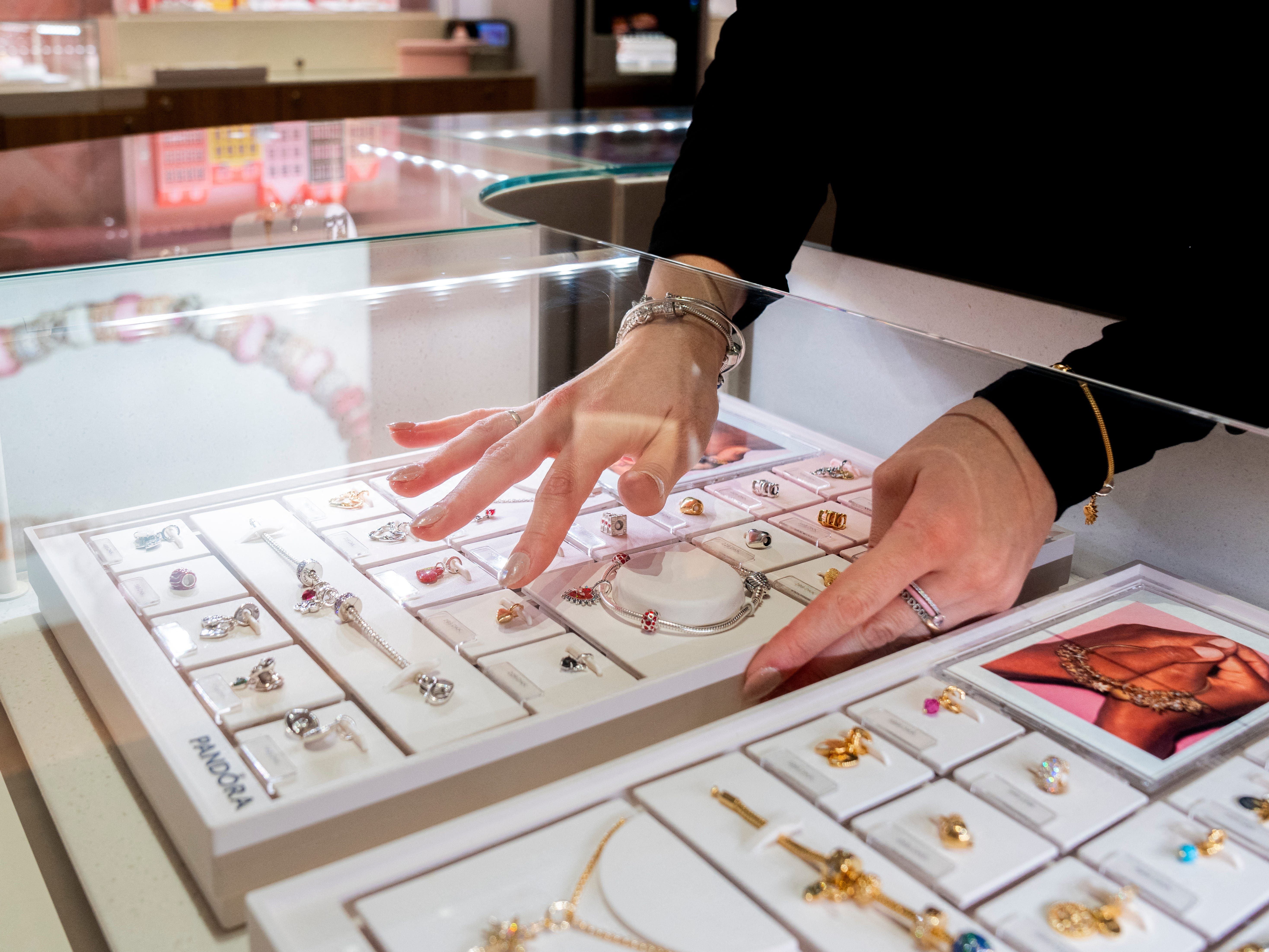 Pandora aponta alta de prata e ouro e aposta em novo metal precioso.. Reprodução: Businessinsider