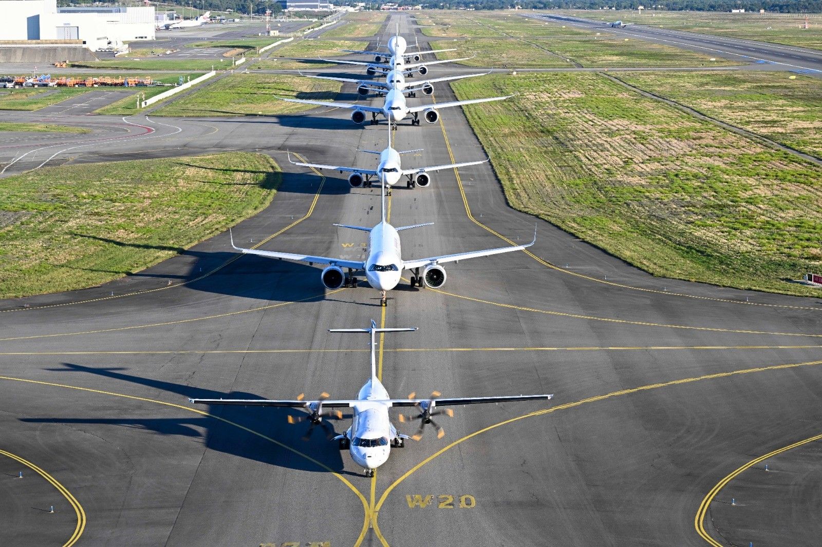 [Aviões europeus em reserva, diante de possível escassez de combustível]. Reprodução: Oglobo