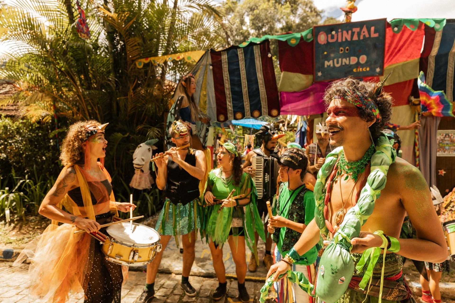 Grupo musical Pifania da Mata se apresenta na Praça Demerval Barbosa Moreira, celebrando a cultura afro-brasileira. Reprodução: Globo