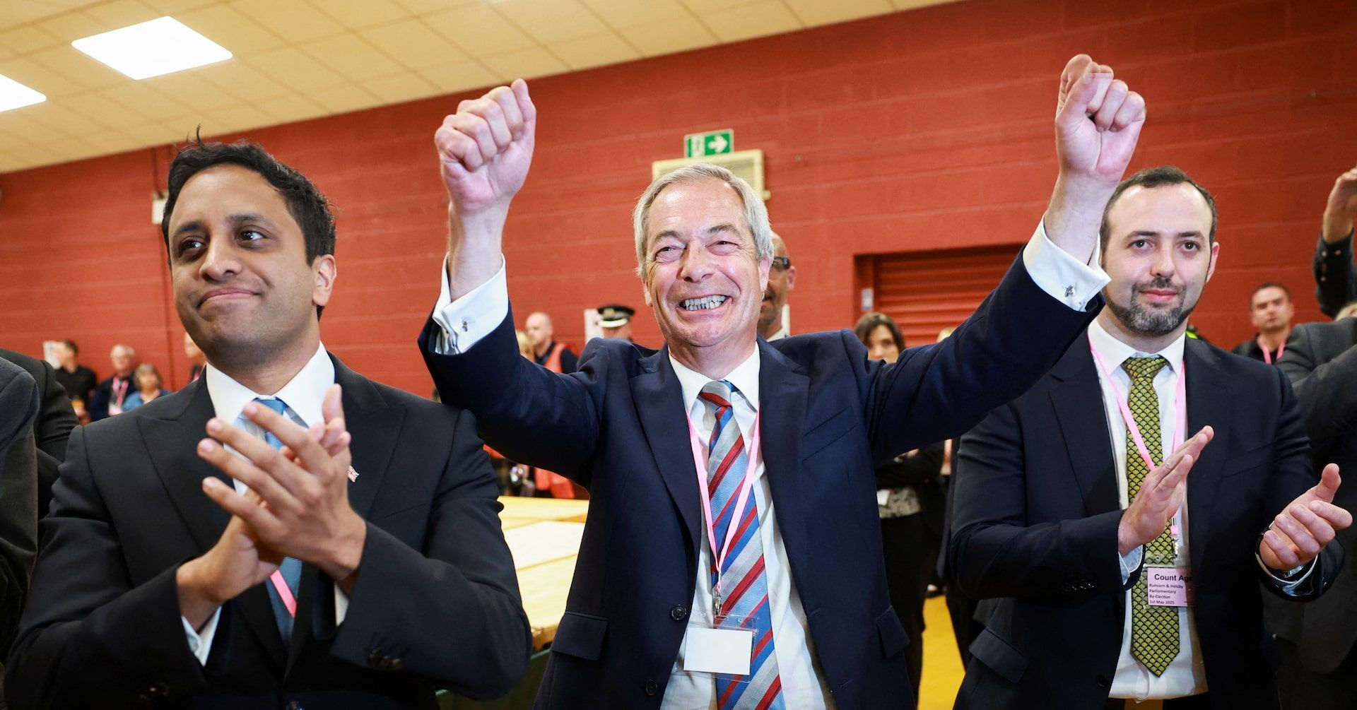 Nigel Farage celebra a vitória do Reform UK em uma histórica margem apertada em eleição. Reprodução: Reuters