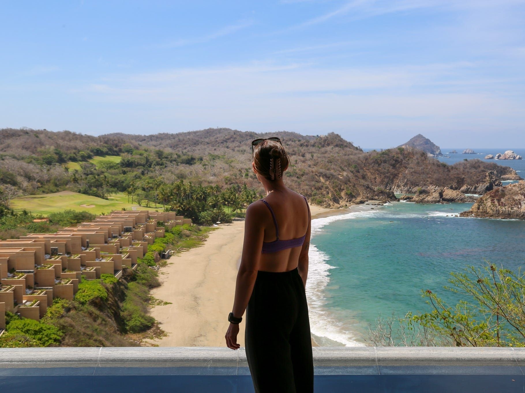 Repórter participa de uma aula de culinária gratuita no Four Seasons Tamarindo, no México.; Reprodução: Business Insider