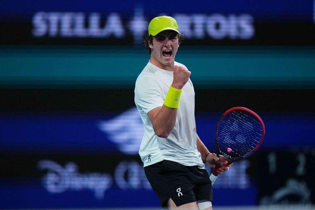 João Fonseca comemora vitória sobre dinamarquês em partida de tênis. Reprodução: Globo