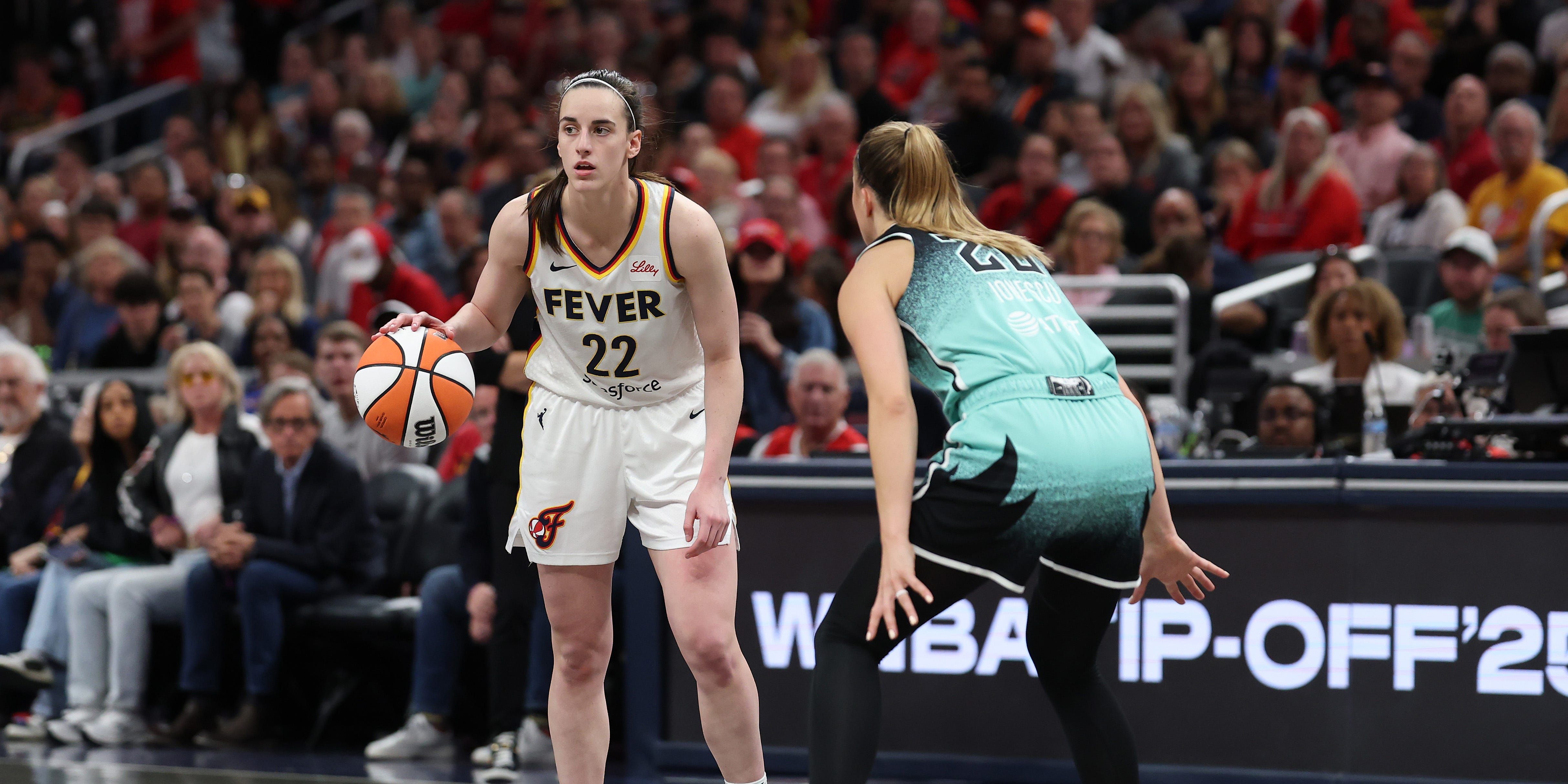 Caitlin Clark dribla a bola em partida entre New York Liberty e Indiana Fever. Reprodução: Business Insider