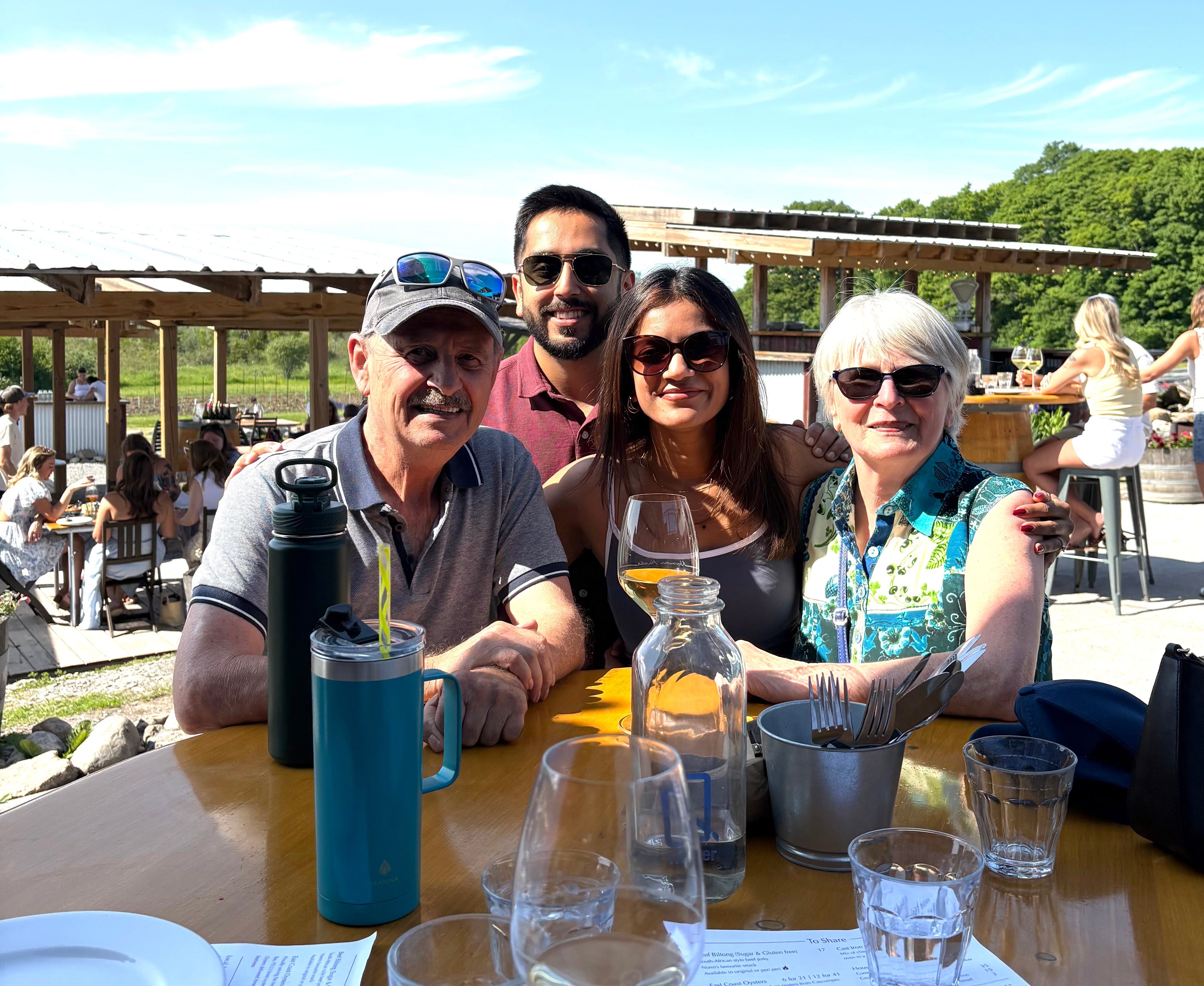 Vaishali e seu marido com Judy e Evan, anfitriões do Airbnb em Ontário. Reprodução: Business Insider