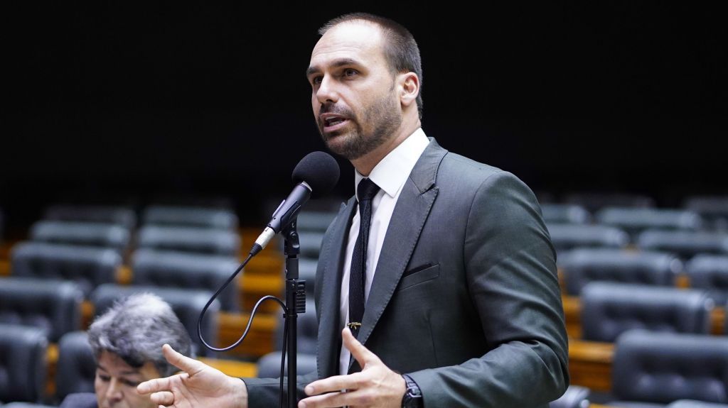 Eduardo Bolsonaro Foge Para EUA em Busca de Heroísmo
