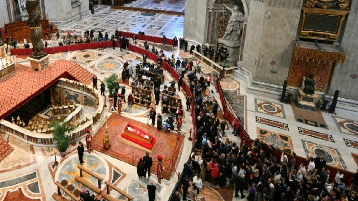 Pessoas prestam homenagens ao papa Francisco na capela-ardente da Basílica de São Pedro. Reprodução: AFP